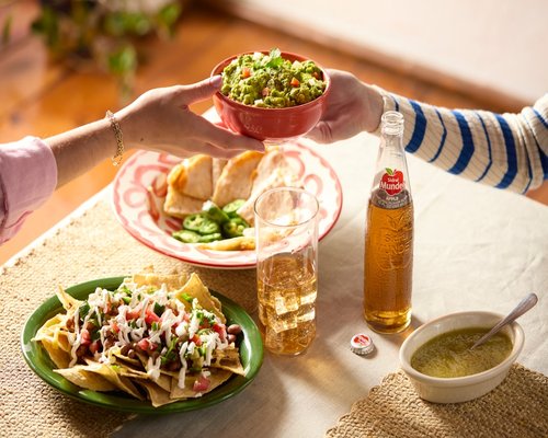 Familia compartiendo una comida tranquila en casa los fines de semana en México